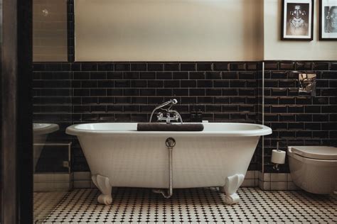 Starožitná vaňa s ozdobnými nožičkami