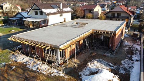 Debnenie s naneseným separačným náterom pred betonážou