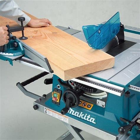 Detail uhlového pravítka a stola Makita MLT100N