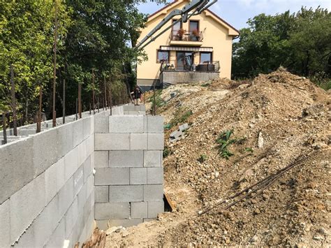 Schéma konštrukcie oporného múru s drenážnym systémom