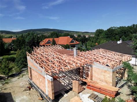 Ilustrácia rôznych typov drevených konštrukcií v exteriéri