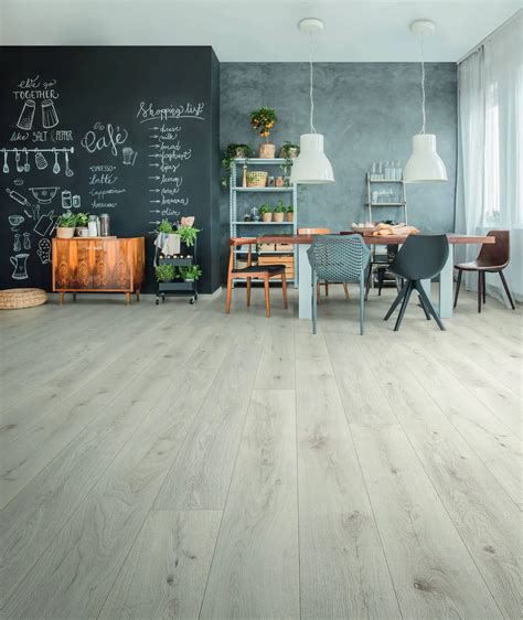 Rôzne typy plávajúcich podláh: laminátové, vinylové a drevené