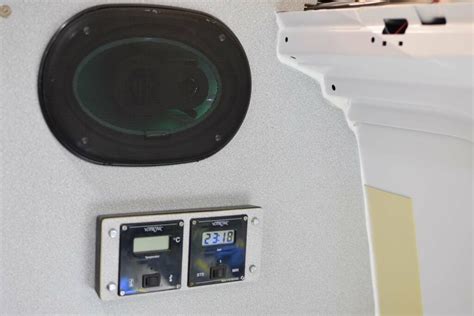Zobrazenie digitálneho ovládacieho panela v zadnej časti vozidla