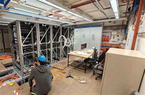 Technici pri oprave horúcovodného systému