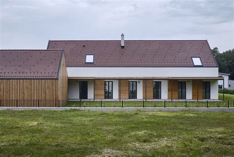 Moderný vidiecky dom zasadený v prírodnej scenérii