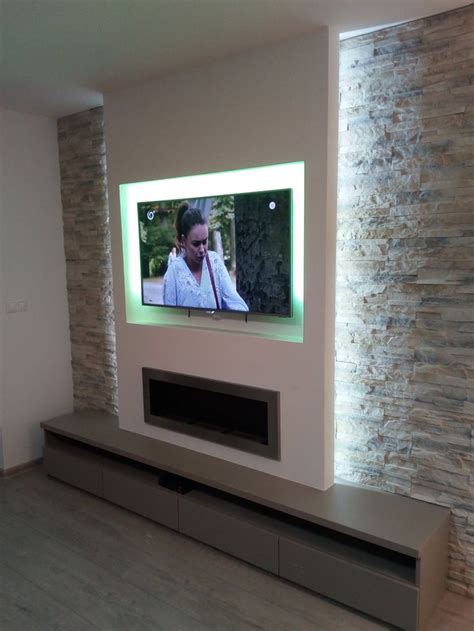 Obývačka s kamenným obkladom za TV