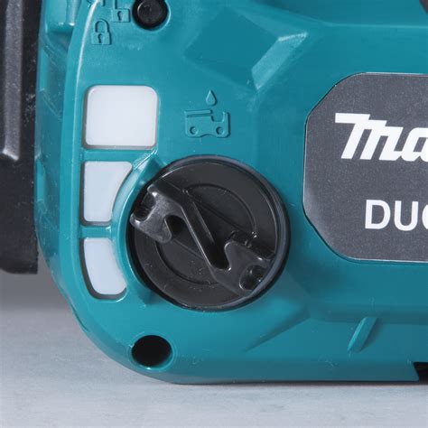 Makita DUC254Z pri práci v korunách stromov