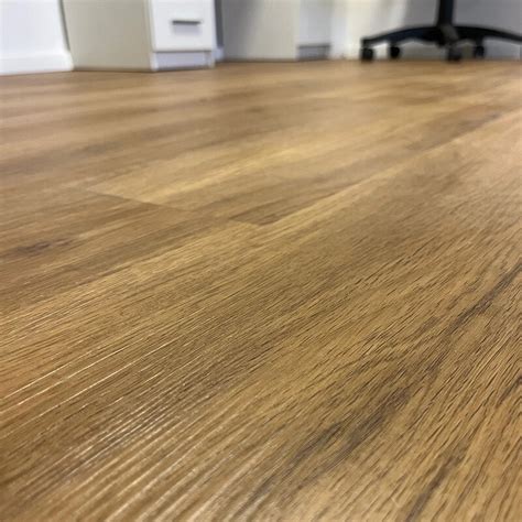 vinylová podlaha s dizajnom travertínu