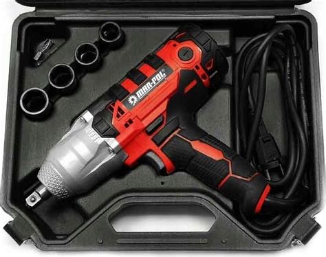 Elektrický rázový uťahovák pri práci v autoservise