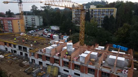 Montáž prefabrikovaných väzníkov na stavbe