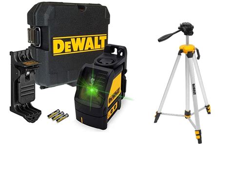 Detailný pohľad na krížový laser DeWALT DCE089D1G so zeleným lúčom v pracovnom prostredí