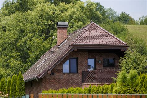 Moderná architektúra so strechou z pálenej škridly Bobrovka s vínovou glazúrou