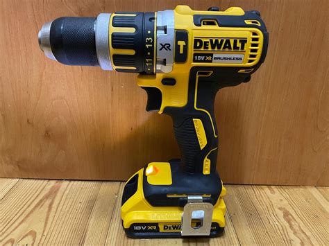 Detailné pohľady na akumulátorové vŕtačky DeWalt DCD795 a DCD805NT-XJ