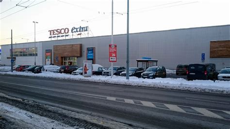 Fotografia zrekonštruovaného exteriéru a parkoviska hypermarketu Tesco Banská Bystrica