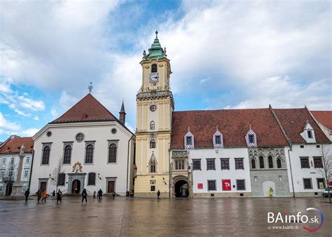 Fotografia starej školskej budovy alebo mestskej radnice v Ľubietovej