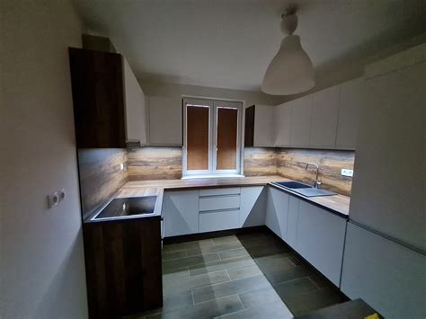 moderný dizajn kuchynskej linky s akrylátovým obkladom
