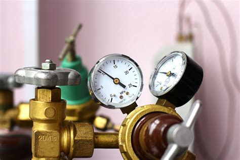 Revízny technik pri kontrole plynového kotla