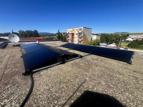 Solárne kolektory na streche rodinného domu