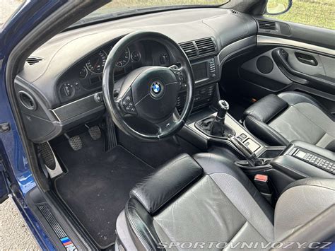 Interiér BMW E46 s čiernou stropnicou a športovými sedadlami