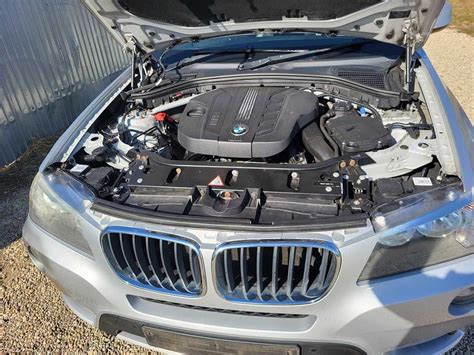 Automobilový motor s namontovaným plastovým krytom