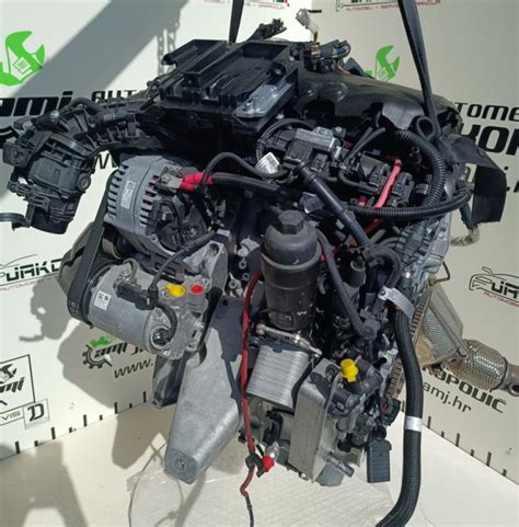 Detail netesnosti pod plastovým krytom motora