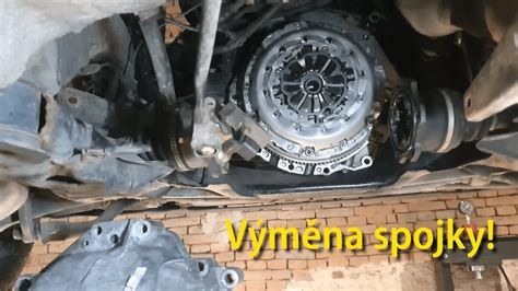 Mechanik kontrolujúci motor bez plastového krytu pre ľahší prístup