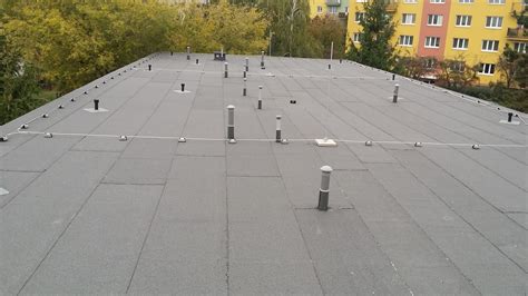 Rôzne typy hydroizolačných materiálov pre ploché strechy
