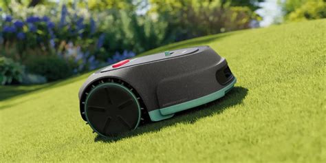 Robotická kosačka v akcii na trávniku