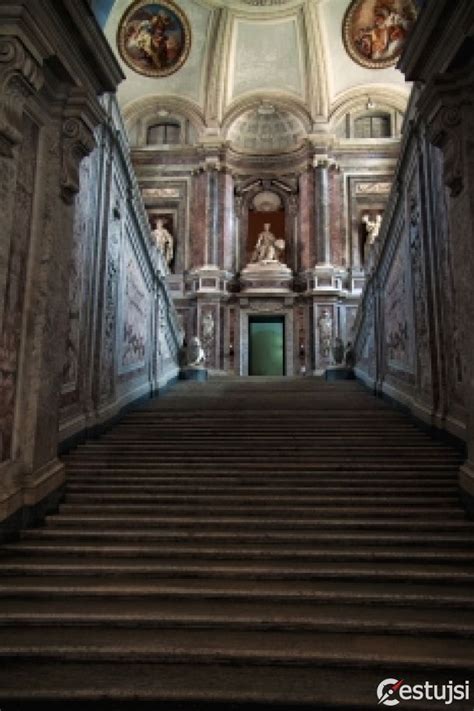 Historické kamenné schodisko v paláci