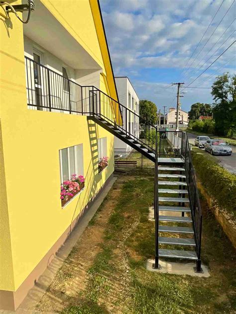 Pohľad na exteriérové schodisko s 2 cm dlažbou