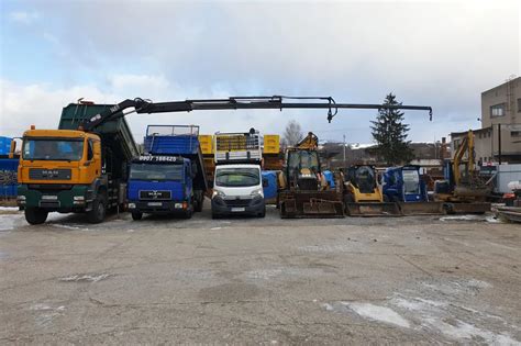 Stavenisko s paletami stavebných materiálov