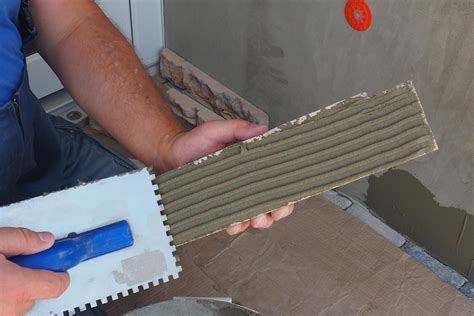 Nanášanie lepidla na obklad