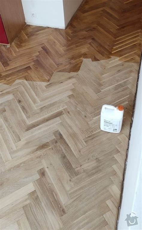 ukážka správne udržiavanej drevenej podlahy v interiéri