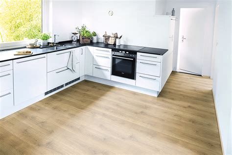 Vizualizácia tmavej podlahy v modernej kuchyni