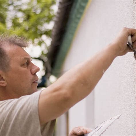 Detailná textúra silikátovej omietky na fasáde domu
