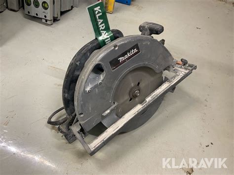 Detailný záber na kotúčovú pílu Makita 5103R v pracovnom nasadení