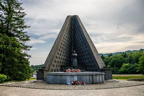 Pamätník na Dukle počas spomienkovej slávnosti