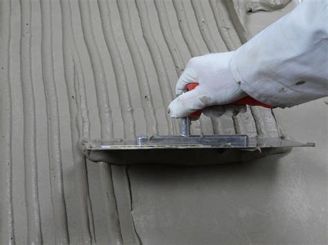 Postup nanášania lepidla na obklad