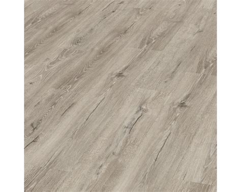 Detailný záber na štruktúru laminátovej podlahy s dreveným dekorom