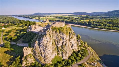 Letecký pohľad na hrad Devín pri sútoku riek Dunaj a Morava