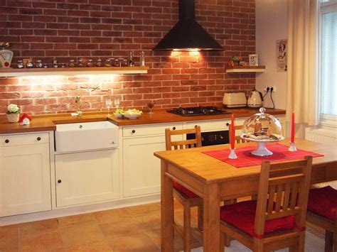 Kuchynská stena s tehlovým obkladom