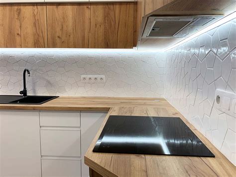 Veľkoformátový obklad v modernej kuchyni