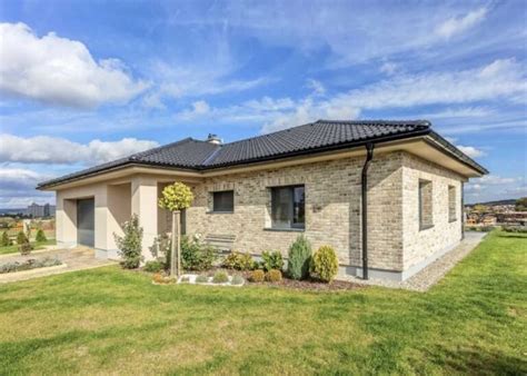 Fasáda domu obložená veľkoformátovými kamennými platňami