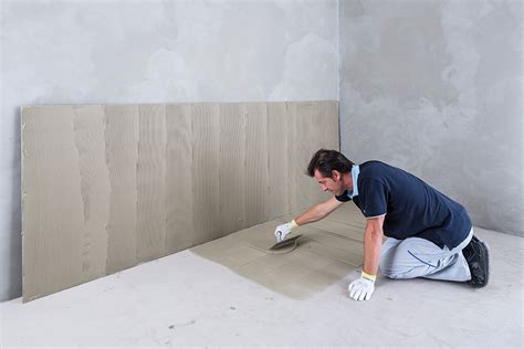 Náčrt správnej aplikácie lepidla na veľkoformátový obklad