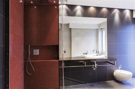 Zrkadlový strop v modernej kúpeľni