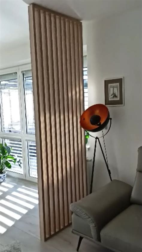 Ukážka betónovej steny v minimalistickom obývacom priestore