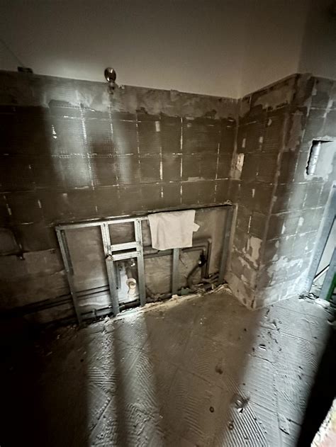 Ukážka rekonštrukcie starej kúpeľne pomocou náteru