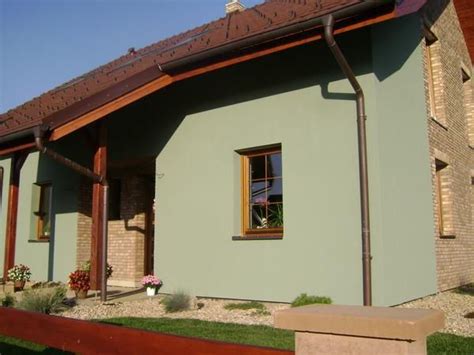 Ukážka domu s olivovo zelenou fasádou