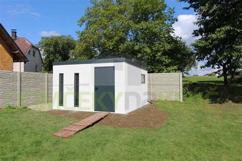 Záhradný domček postavený na zámkovej dlažbe