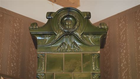 Detail historickej kachľovej pece alebo dreveného obloženia stien v Mirbachovom paláci